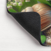 Schnecke mit Lily der Blume des Tals Mousepad (Ecke)