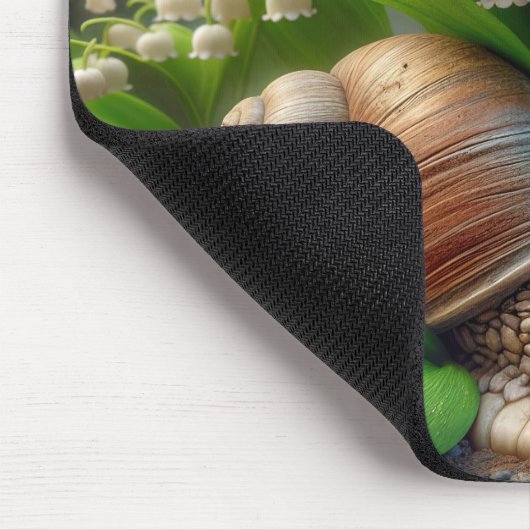 Schnecke mit Lily der Blume des Tals Mousepad (Ecke)