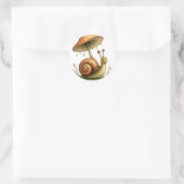 Schnecke unter Pilz Runder Aufkleber (Tasche)