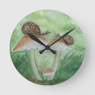 Schnecken auf Pilzen, Salbei Hintergrund Wanduhr