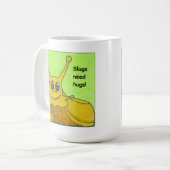 Schnecken benötigen Umarmungen! Kaffeetasse (Vorderseite Links)