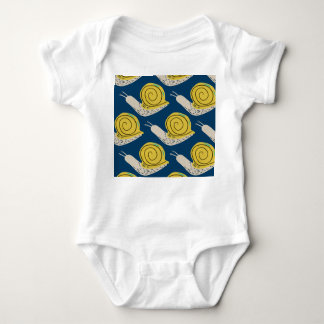 Schnecken Silhouetten: gelb, rosa Muster. Baby Strampler