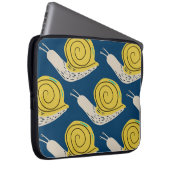 Schnecken Silhouetten: gelb, rosa Muster. Laptopschutzhülle (Vorne Rechts)