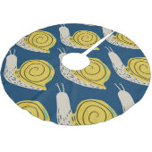 Schnecken Silhouetten: gelb, rosa Muster. Polyester Weihnachtsbaumdecke (Schrägansicht)