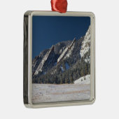 Schnee abgewischtes Flatirons Boulder Colorado Ornament Aus Metall (Rechts)