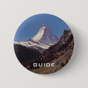 Schnee auf blauer Himmel-alpinem Waldknopf Button
