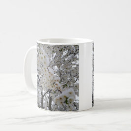 Schnee auf Blüten Kaffeetasse