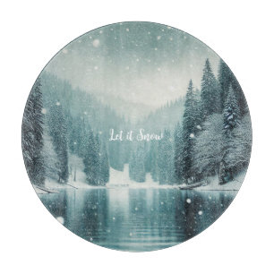 Schnee auf dem winterlichen Bergsee Schneidebrett