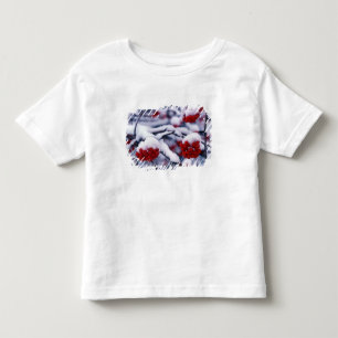 Schnee auf den Beeren der Europäischen Eberesche, Kleinkind T-shirt