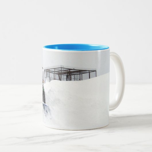 Schnee auf der Ranch Zweifarbige Tasse (VorderseiteRechts)