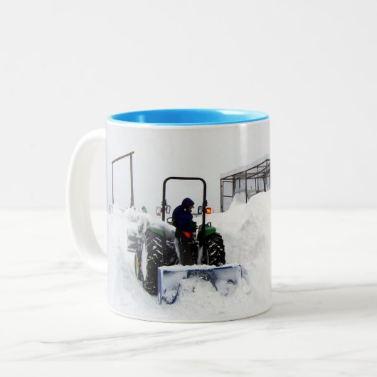 Schnee auf der Ranch Zweifarbige Tasse (Vorderseite Links)