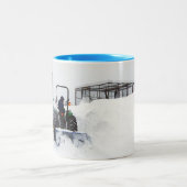 Schnee auf der Ranch Zweifarbige Tasse (Mittel)