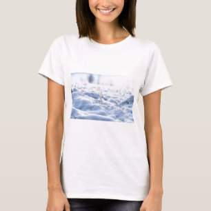 Schnee auf der Wiese im Winter Makro T-Shirt