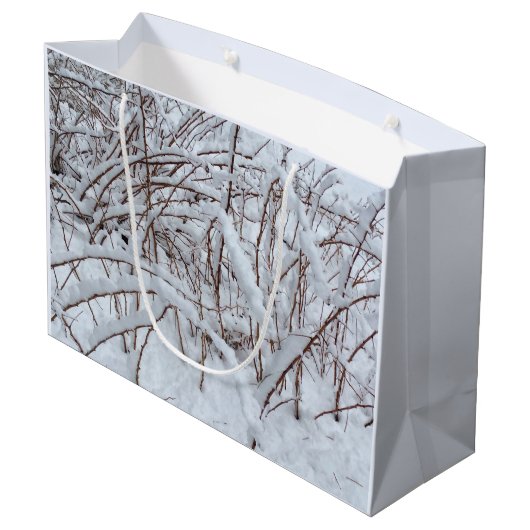 Schnee auf einem Himbeerpflaster — Große Geschenktüte (Rückseite Schrägansicht)
