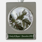 Schnee auf Evergreen Branchen Banner-Ornament Silber (Vorderseite)