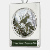 Schnee auf Evergreen Branchen Banner-Ornament Silber (Links)