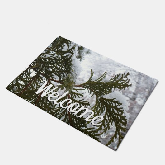 Schnee auf Evergreen Branchen Fußmatte (Schrägansicht)