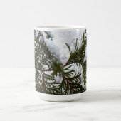 Schnee auf Evergreen Branchen Kaffeetasse (Mittel)