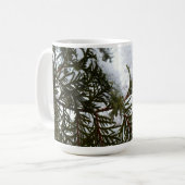 Schnee auf Evergreen Branchen Kaffeetasse (Vorderseite Links)