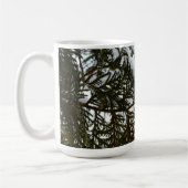 Schnee auf Evergreen Branchen Kaffeetasse (Links)