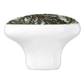 Schnee auf Evergreen Branchen Keramikknauf (Seitenansicht)