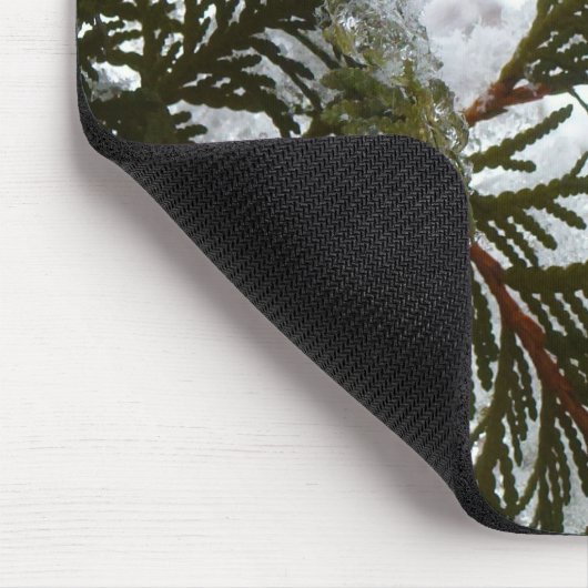Schnee auf Evergreen Branchen Mousepad (Ecke)