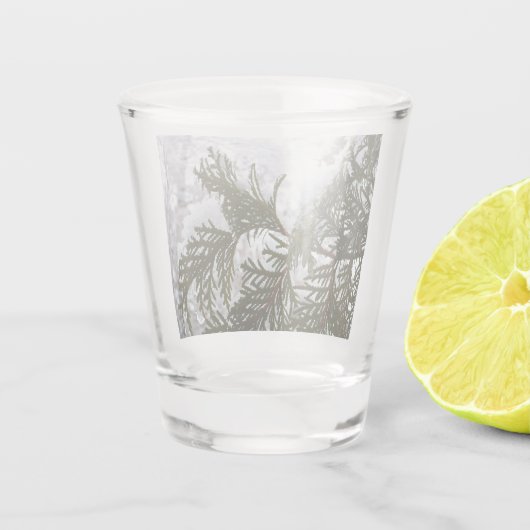 Schnee auf Evergreen Branchen Schnapsglas (Rückseite)