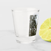 Schnee auf Evergreen Branchen Schnapsglas (Links)