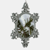 Schnee auf Evergreen Branchen Schneeflocken Zinn-Ornament (Links)