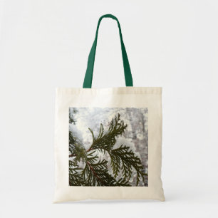 Schnee auf Evergreen Branchen Tragetasche
