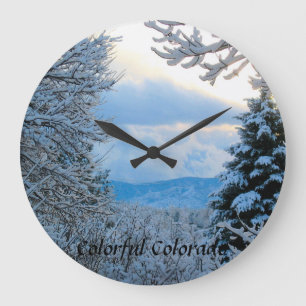 Schnee auf Pinien im Colorado Rocky Mountains Große Wanduhr