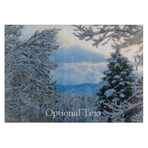 Schnee auf Pinien im Colorado Rocky Mountains Schneidebrett