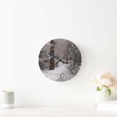 Schnee bedeckte altes Waldland Runde Wanduhr (Zuhause)