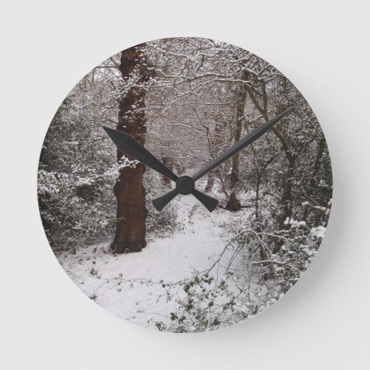 Schnee bedeckte altes Waldland Runde Wanduhr (Vorderseite)