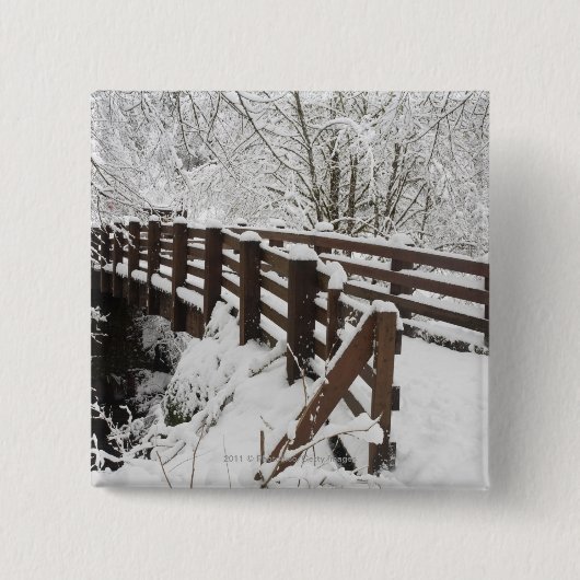 Schnee bedeckte hölzerne Brücke Button (Vorderseite)