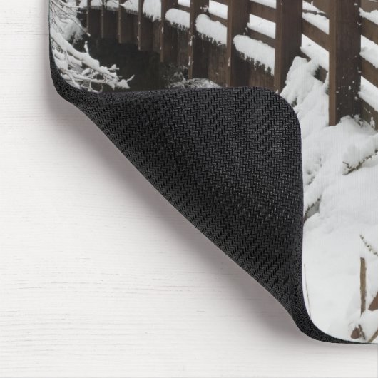 Schnee bedeckte hölzerne Brücke Mousepad (Ecke)