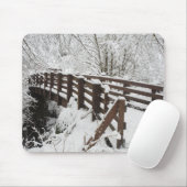 Schnee bedeckte hölzerne Brücke Mousepad (Mit Mouse)