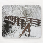 Schnee bedeckte hölzerne Brücke Mousepad (Vorne)