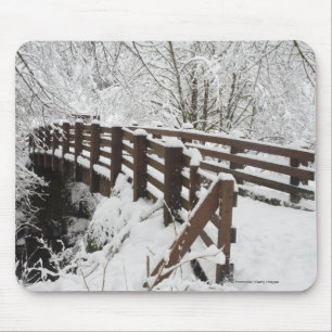 Schnee bedeckte hölzerne Brücke Mousepad