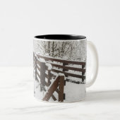 Schnee bedeckte hölzerne Brücke Zweifarbige Tasse (VorderseiteRechts)