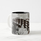 Schnee bedeckte hölzerne Brücke Zweifarbige Tasse (Vorderseite Links)