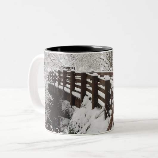 Schnee bedeckte hölzerne Brücke Zweifarbige Tasse (Vorderseite Links)