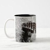 Schnee bedeckte hölzerne Brücke Zweifarbige Tasse (Links)