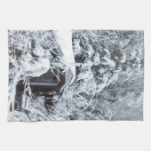 Schnee bedeckte Hütte in den Gärten Geschirrtuch (Horizontal)