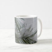 Schnee bedeckte Kiefern-Nadeln Kaffeetasse (VorderseiteRechts)