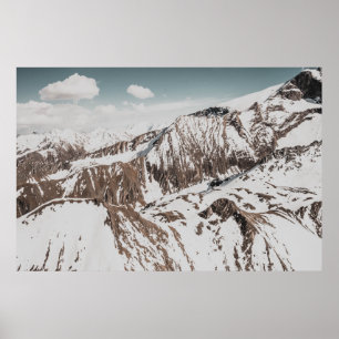 SCHNEE BEDECKTER BERG UNTER WEISSEN SCHWEINEN POSTER