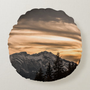 SCHNEE BEDECKTER BERG WÄHREND DES SONNENS RUNDES KISSEN