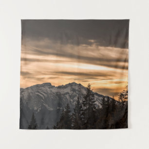 SCHNEE BEDECKTER BERG WÄHREND DES SONNENS WANDTEPPICH