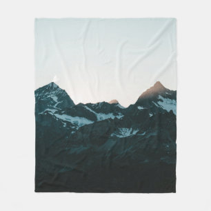 SCHNEE BEDECKTER BERG WÄHREND DES TAGES2 FLEECEDECKE