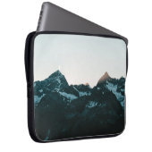 SCHNEE BEDECKTER BERG WÄHREND DES TAGES2 LAPTOPSCHUTZHÜLLE (Vorne Rechts)